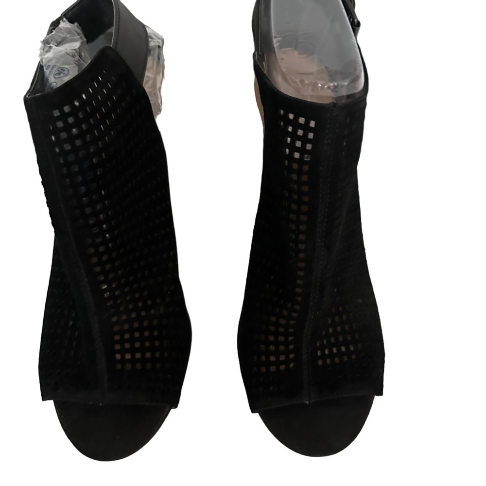 Tahari Margaret Sandal - Picture 11 of 15
